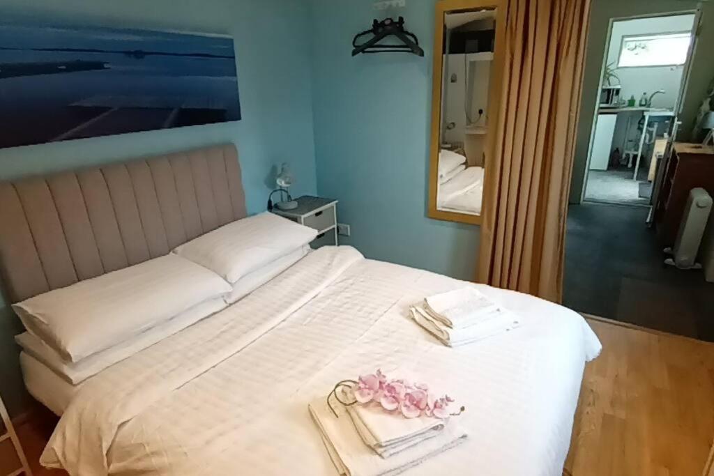 Private Suite In Oxfordshire, A40 Уитни Экстерьер фото