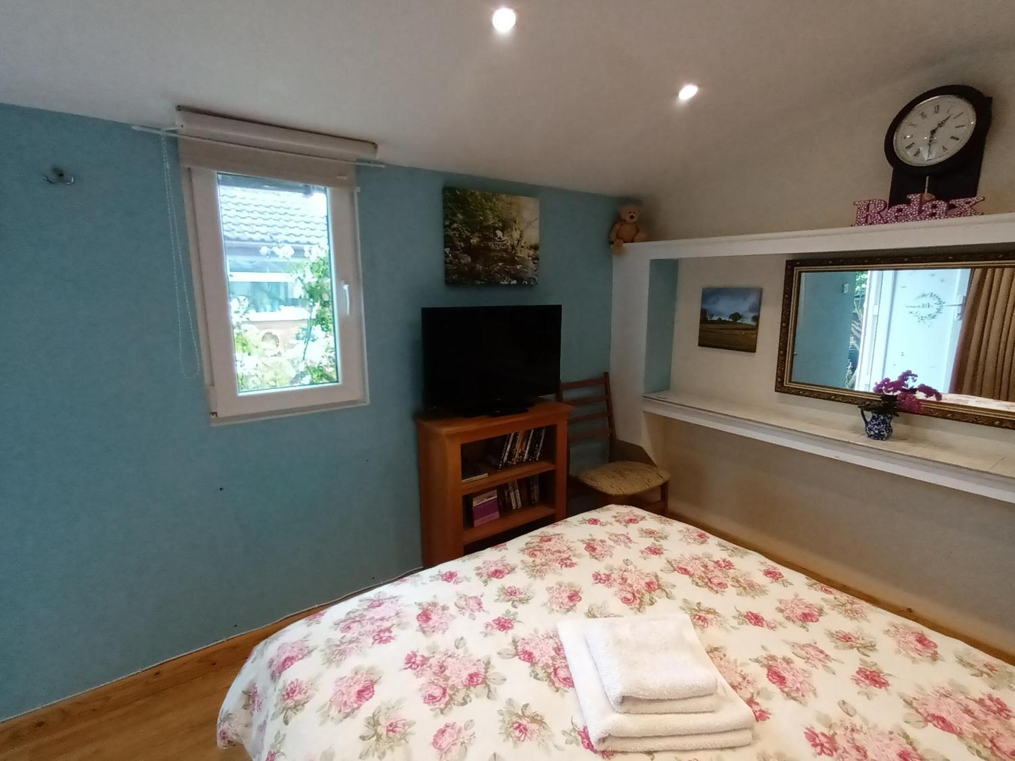 Private Suite In Oxfordshire, A40 Уитни Экстерьер фото